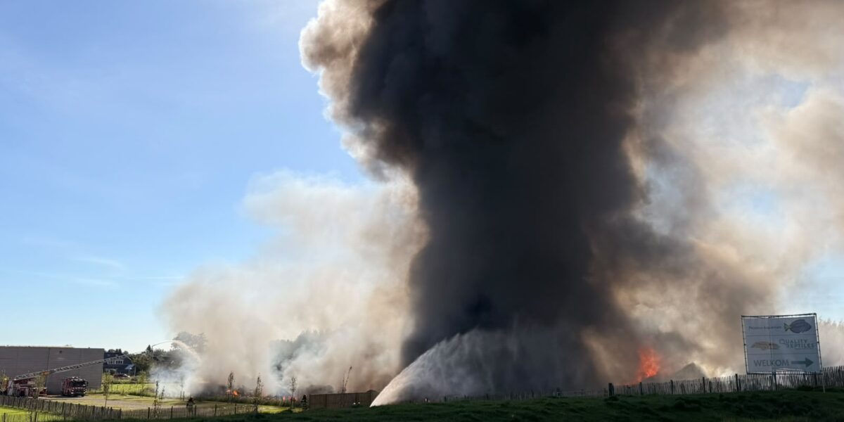 Zwarte rook van grote brand Aalsmeer vanaf kilometers afstand te zien