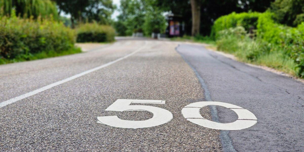 Fietsers op de rijbaan en dertig kilometer per uur op Padmosweg in Wilnis