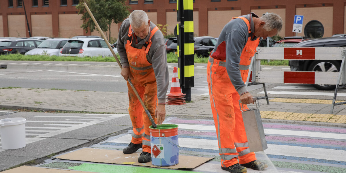 Opknapbeurt voor regenboogzebrapad aan Rondweg in Mijdrecht